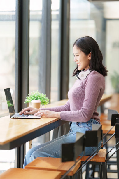 年轻女子在咖啡馆使用笔记本电脑的照片，商务人士在咖啡店使用笔记本电脑的照片图片下载