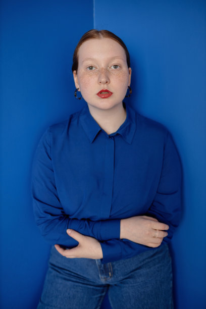 满脸雀斑的年轻女子看着镜头图片下载