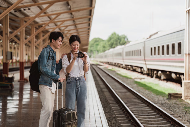 一对亚洲夫妇在火车站度过了幸福的时刻。旅游和旅游在夏天图片下载