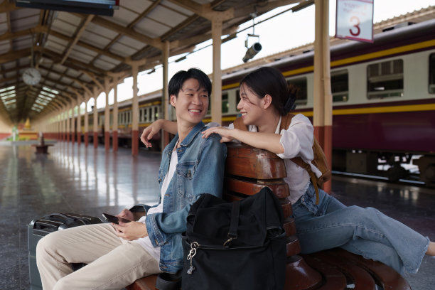 一对亚洲夫妇在火车站度过了幸福的时刻。旅游和旅游在夏天图片下载