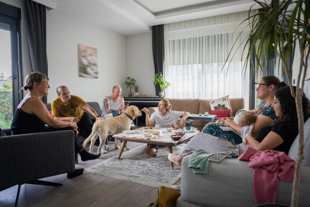 与多民族中年朋友的家庭聚会图片下载