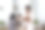 美丽年轻的亚洲女大学生与朋友在户外。在大学校园工作的大学生。图片下载