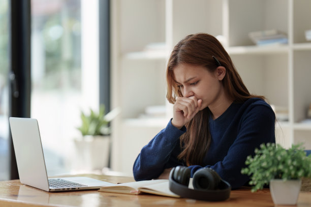 悲伤的少年在大学图书馆学习准备考试。抑郁的年轻女学生。返校理念图片下载