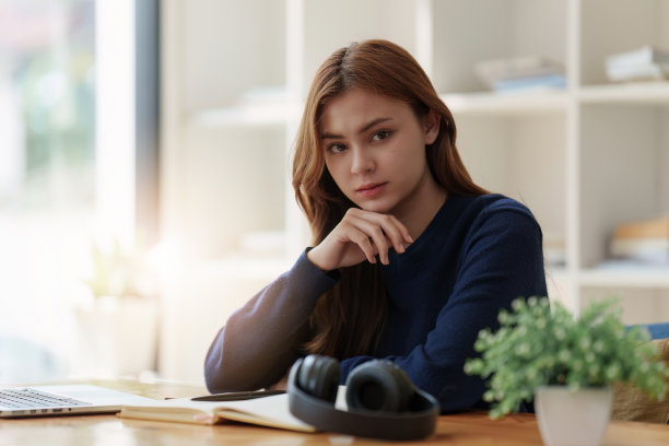 悲伤的少年在大学图书馆学习准备考试。抑郁的年轻女学生。返校理念图片下载