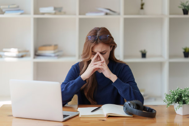 悲伤的少年在大学图书馆学习准备考试。抑郁的年轻女学生。返校理念图片下载
