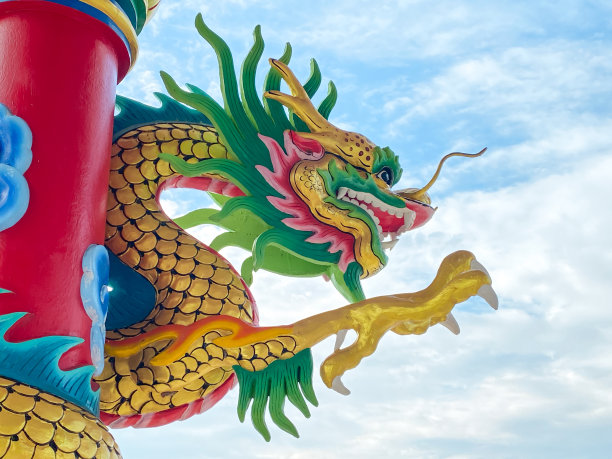 龙像，龙的象征，龙的中文，是一个美丽的泰国和中国建筑的神社，寺庙。这是中国新年庆祝活动中好运和繁荣的象征。图片下载