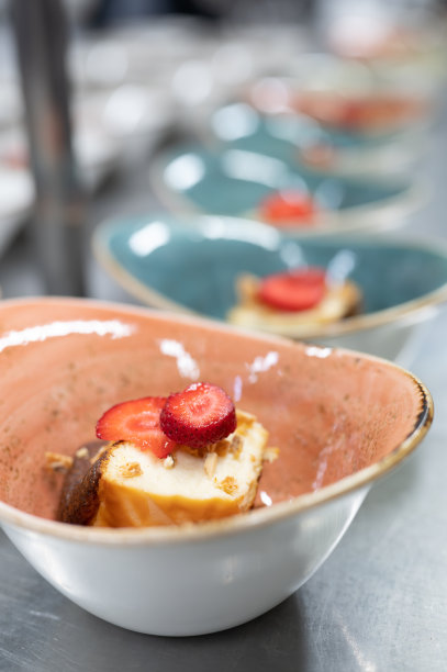 餐厅厨房里即将上桌的甜点盘。图片下载