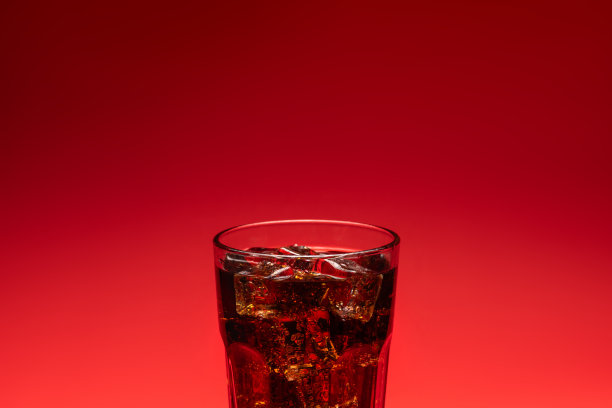 杯子里装满了冰块图片下载