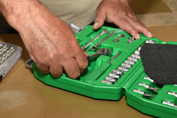 男人从工具箱里拿出钥匙。图片下载