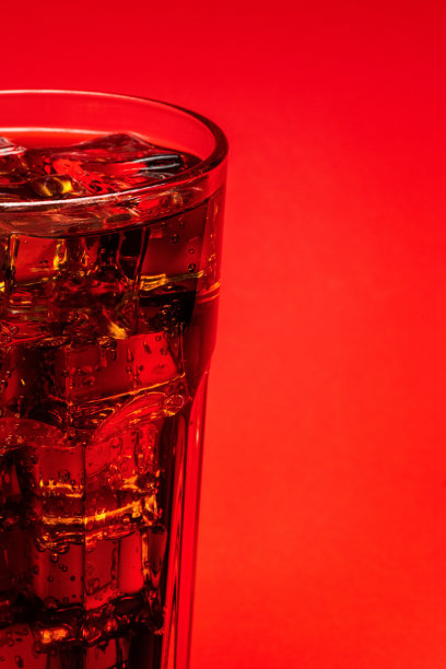 杯子里装满了冰块图片下载