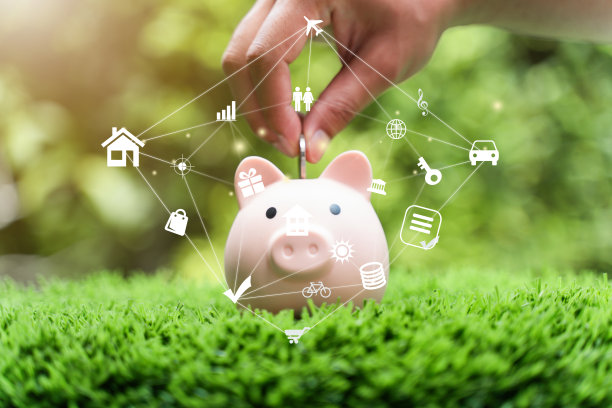 为未来计划和退休基金存钱的概念，手放硬币到猪里，自然背景，商业金融和投资图片下载