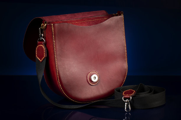 皮革红色包在一个黑暗的背景。图片下载