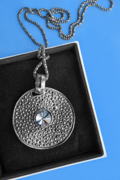 项链在蓝色的盒子里图片下载