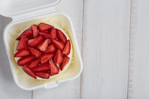 草莓迷你蛋糕在白色木制背景午餐盒图片下载