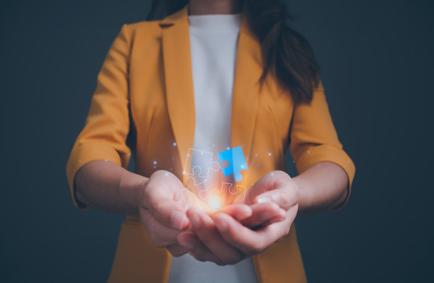 商人手持拼图图标的特写手。并购顾问持有拼图图标，业务解决方案，目标，成功，目标和战略概念。图片下载