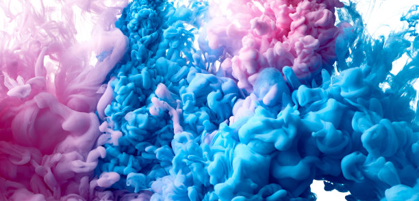 蓝色和粉红色的油漆在水的白色背景飞溅的照片图片下载