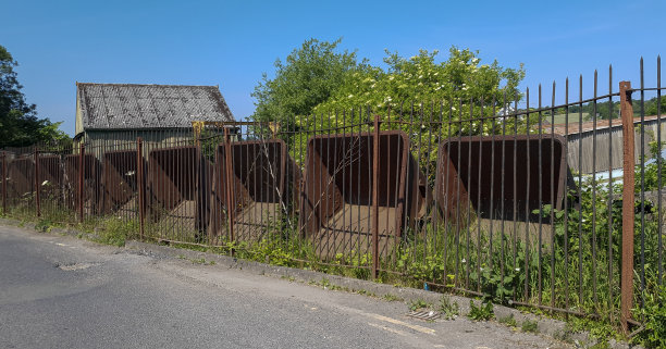 旧的废弃铁路侧线和车厢图片下载