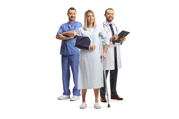 身穿病号服的女病人站在男医护人员面前图片下载