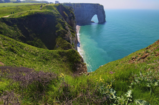 美丽的风景照片，白色的粉笔悬崖和蓝绿色的水英吉利海峡在埃特尔塔特，诺曼底。法国著名的旅游胜地和旅游目的地。天然成分图片下载