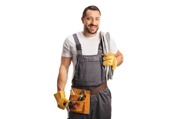 电工肩上扛着电缆，面带微笑图片下载