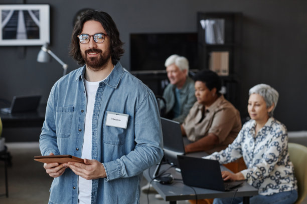面带微笑的大胡子男子是高年级IT电脑课的老师图片下载