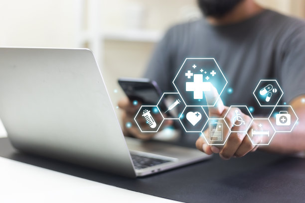 男人用笔记本电脑指着医学图标。图片下载