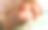 一个新生儿的脚的特写镜头，脚链放在舒适的毯子上。图片下载
