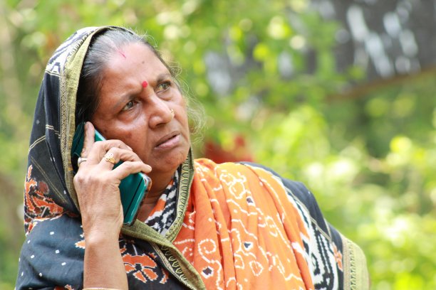 打电话的女人。图片下载