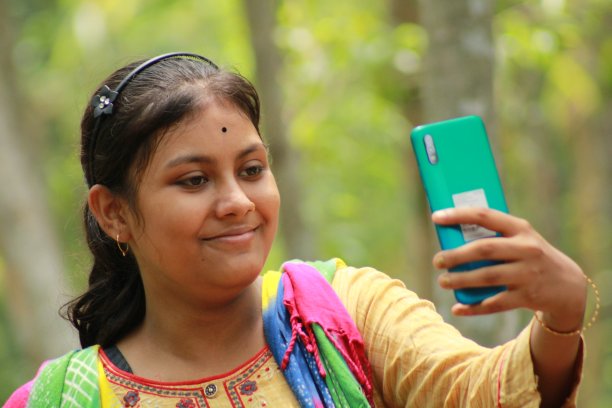 印度小女孩在自拍。图片下载