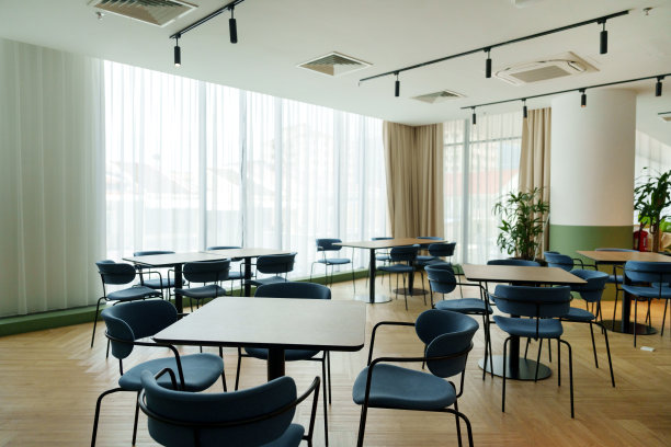 现代化的办公室自助餐厅内部配有舒适的桌椅图片下载