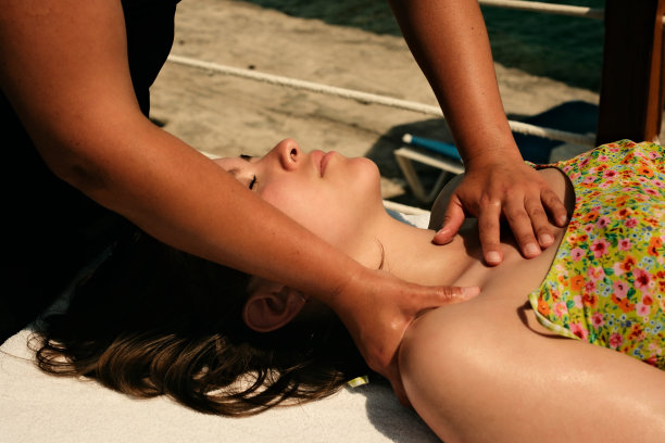 按摩师按摩年轻女孩的锁骨图片下载