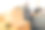 阳光明媚的日子里，木桌上的两个食品工艺袋。无论天气如何，24小时交货给客户。快餐生态包装与大早餐或晚餐设置与水果图片下载