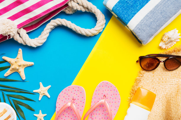 沙滩饰品草帽和贝壳在彩色桌上。夏季概念背景图片下载