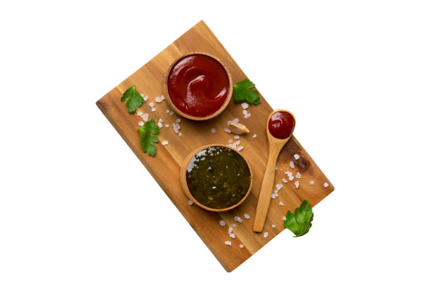 许多不同的酱汁和草药隔离在白色的背景，平铺顶视图。盘中酱汁，健康理念图片下载