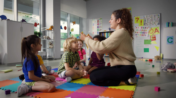 老师为学前班男孩颁发最佳学校项目奖章。图片下载