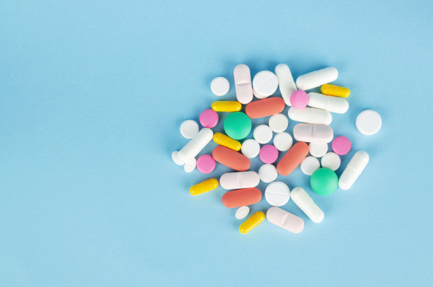 蓝色背景的药丸和胶囊。带复制空间的俯视图图片下载