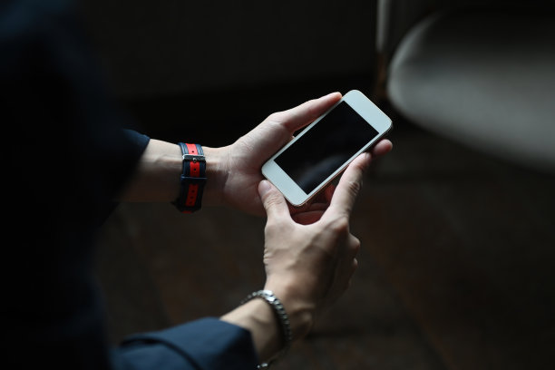 男性手持手机的特写和裁剪图像，广告设备的空屏幕。图片下载