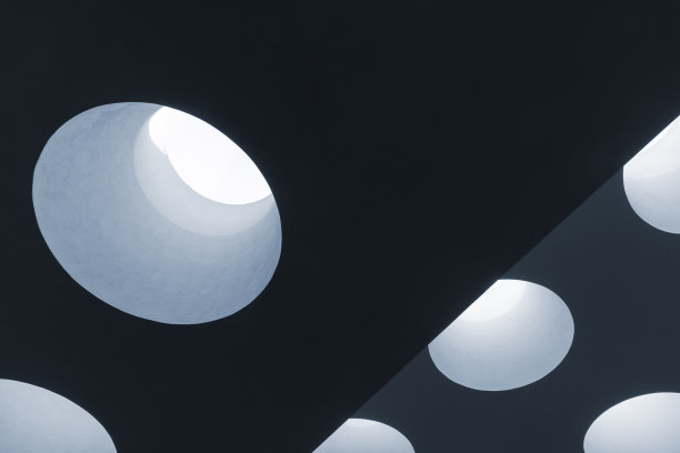 天花板结构与圆形天窗入口，抽象的最小的照片图片下载