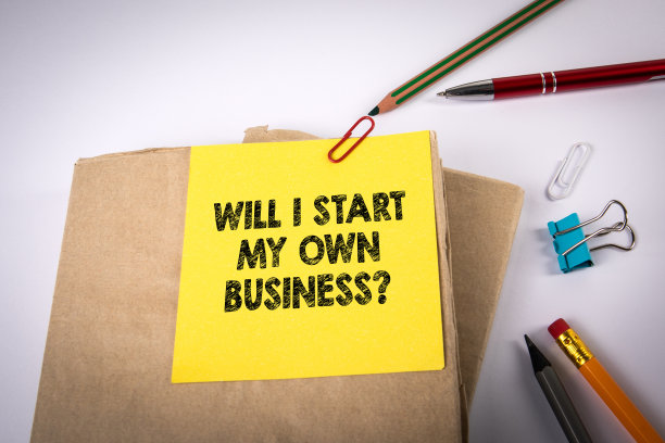 我会自己创业吗?办公室桌子上有一本书图片下载