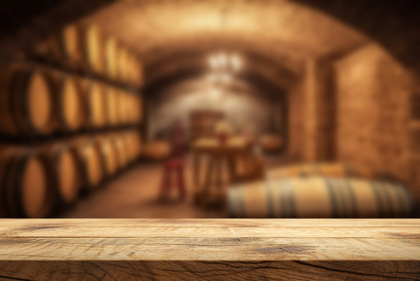 空木桌。背景中模糊的酒窖。图片下载