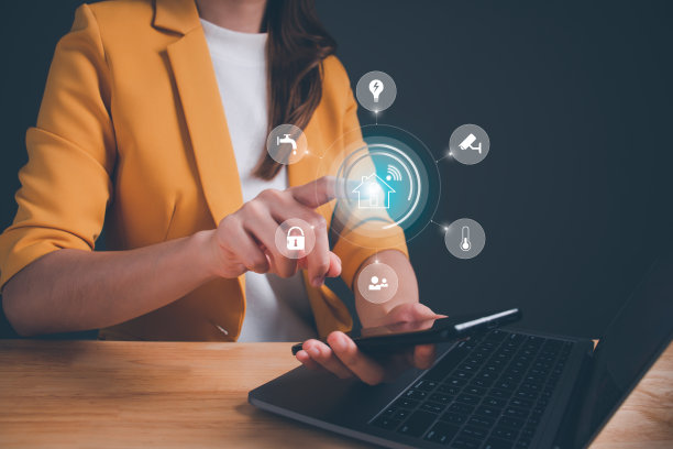 虚拟屏幕上智能家居自动化助手智能手机应用的圆形未来界面。女人在触摸home键。智能生活与科技。高效安全之家。图片下载