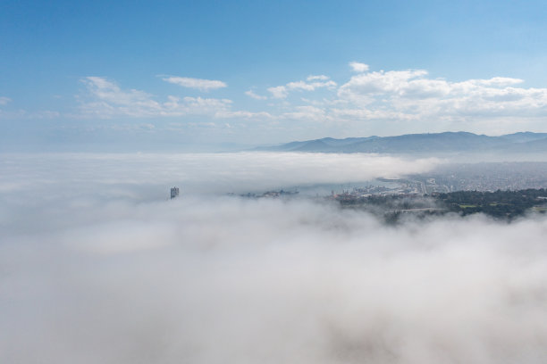 从三星市看，被海雾覆盖的海洋城市图片下载
