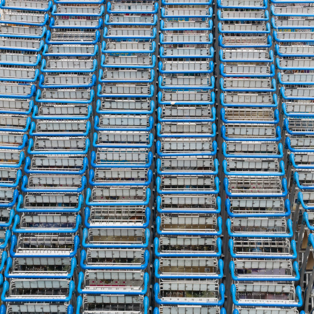 机场的电车堆积如山。图片下载