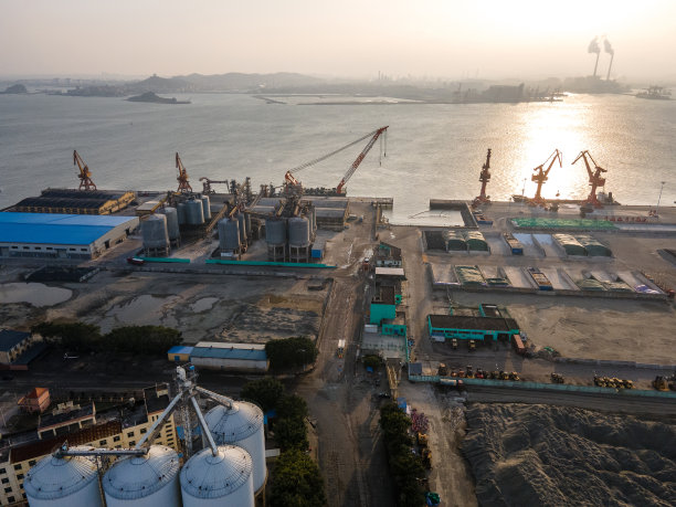 海滨化工厂的航拍照片图片下载