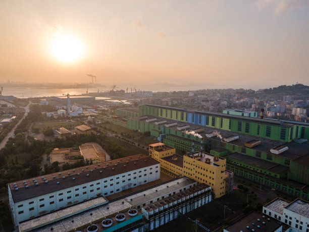 日落时海滨工业区的鸟瞰图图片下载