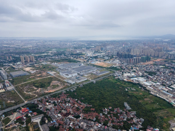 鸟瞰图农村居民区和遥远的工业区图片下载