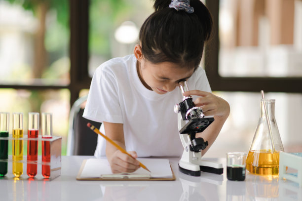 亚洲女孩喜欢做科学实验。图片下载