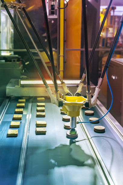 饼干生产中带真空吸盘和输送机的自动化机器人图片下载