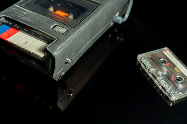 古董盒式录音机和磁带图片下载