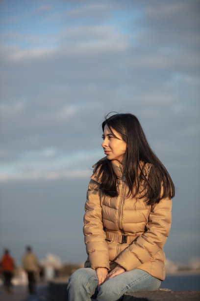 黑发年轻女子的肖像。图片下载